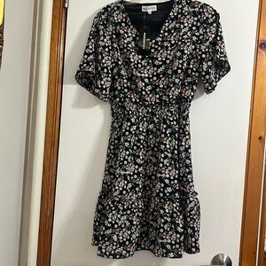 Makarthy Women’s Short Sleeve Dress Size S Floral Print Black with flowers